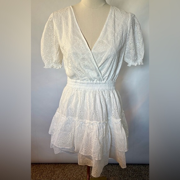 NEW w/TAGS WAYF White Eyelet Reese Smocked Waist Tiered Mini Dress Size Medium - Picture 2 of 10